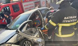 Sıkıştığı araçtan, itfaiye ekipleri kurtardı